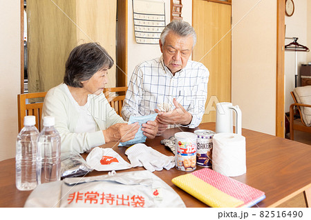 災害時の準備をするシニア夫婦 82516490