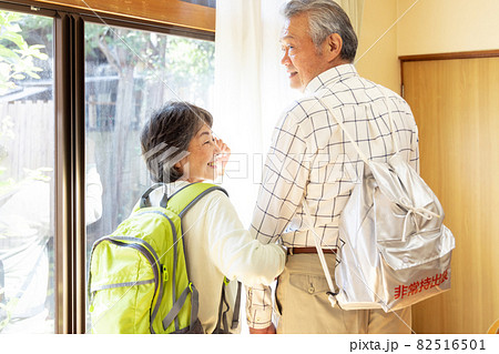 災害時の準備をするシニア夫婦 82516501