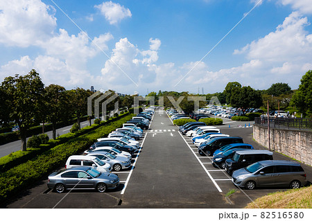 大規模な駐車場 82516580