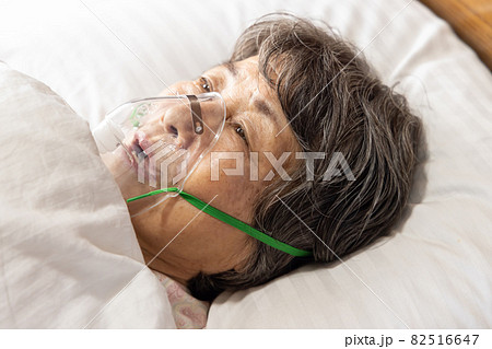 シニア女性 自宅療養 シニア女性 自宅療養 82516647