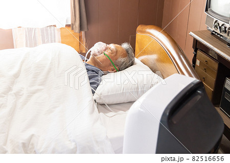 シニア男性 自宅療養 シニア男性 自宅療養 82516656