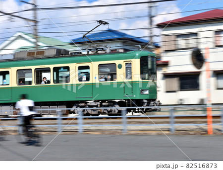柳小路駅に向かって疾走する江ノ電 柳小路駅に向かって疾走する江ノ電 82516873