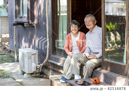 田舎暮らしをするシニア夫婦 82516878