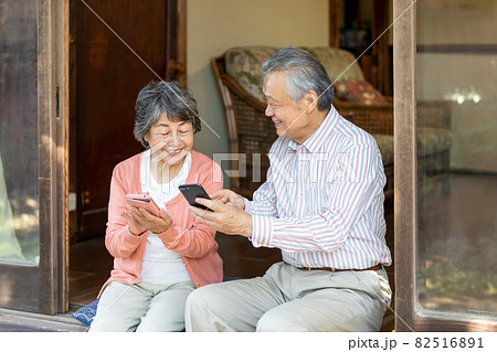 スマートフォンを使うニア夫婦 82516891