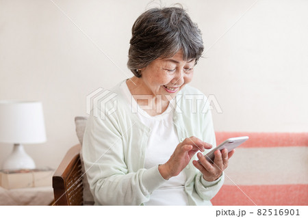 スマートフォンを使うニア女性 スマートフォンを使うニア女性 82516901