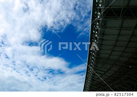 真夏の競技場から見上げた空 82517304