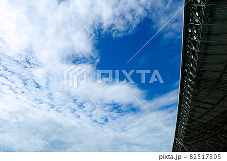 真夏の競技場から見上げた空 82517305