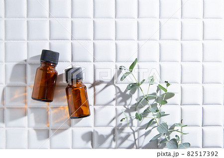 アロマオイルの瓶二つとユーカリの葉。コピースペース有り。 82517392