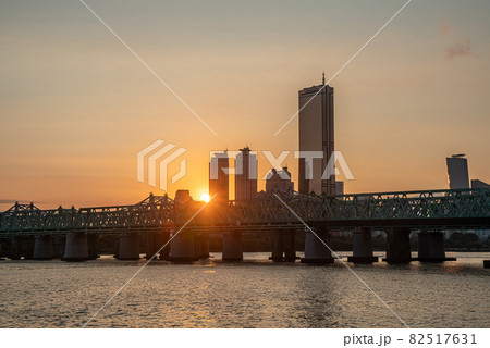摩天楼の夕日のシルエット 摩天楼の夕日のシルエット 82517631