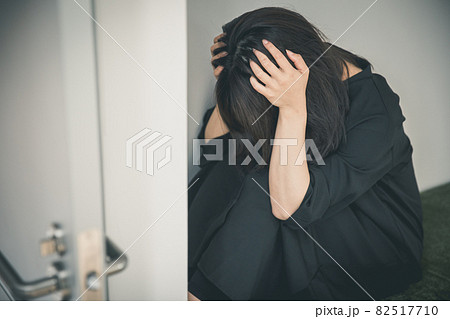 頭を抱える女性 悩みを抱える人 頭を抱える女性 悩みを抱える人 82517710