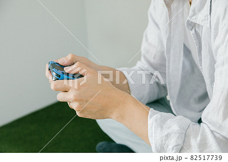 部屋でゲームをする男性 ゲームを楽しむ人 82517739