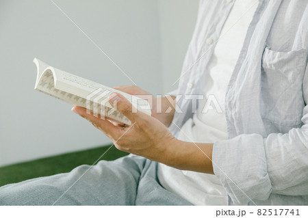 本を読む人 読書する男性 82517741
