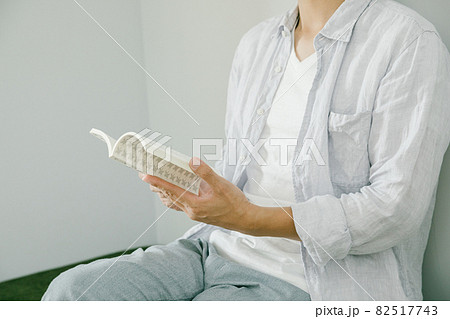 本を読む人 読書する男性 82517743