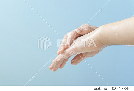 石鹸で手を洗う子供。女の子の手のクローズアップ。 82517840