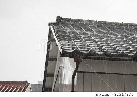 土砂降りの雨が降る住宅地 土砂降りの雨が降る住宅地 82517876