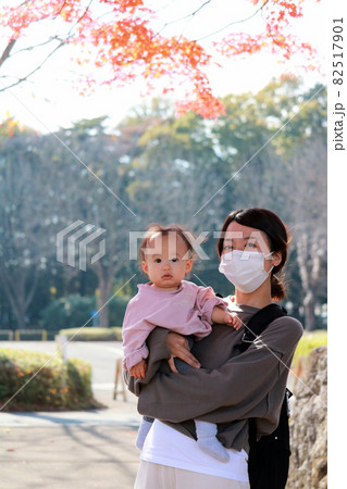 秋のお出かけを楽しむ親子 82517901