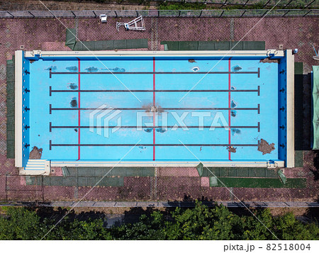 上空から見た水が抜かれた廃れたプール 82518004