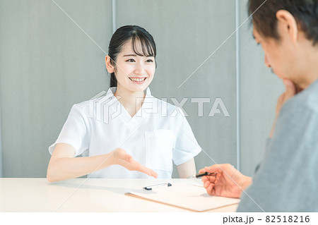 受付にいる看護師と患者 82518216