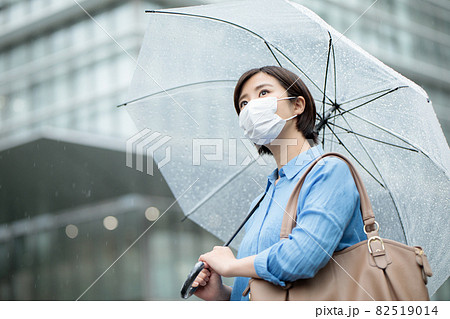 若い女性 雨 傘 マスク 若い女性 雨 傘 マスク 82519014
