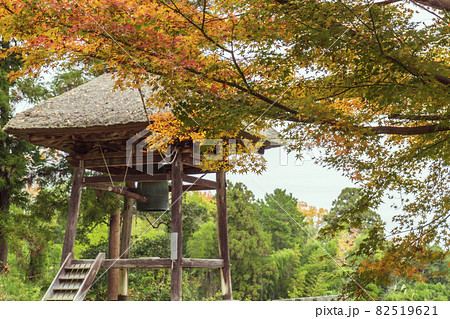 ぼかした茅葺の鐘楼の前に紅葉したモミジ【岩殿観音正法寺】/埼玉県東松山市 ぼかした茅葺の鐘楼の前に紅葉したモミジ【岩殿観音正法寺】/埼玉県東松山市 82519621