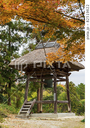 モミジを前景にした茅葺屋根の鐘楼【岩殿観音正法寺】／埼玉県東松山市 82519622