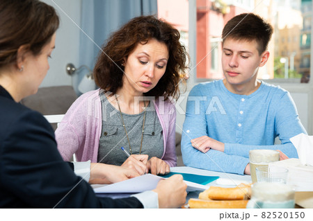 Woman with son meeting with tutor 82520150