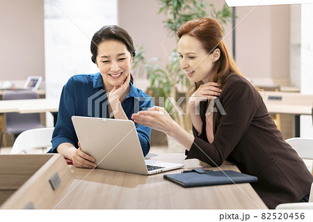 ビジネスウーマン   ミーティング　イメージ 82520456