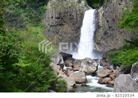 迫力満点の苗名滝 82520534