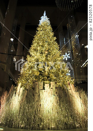 キラキラと輝くクリスマスツリー キラキラと輝くクリスマスツリー 82520578