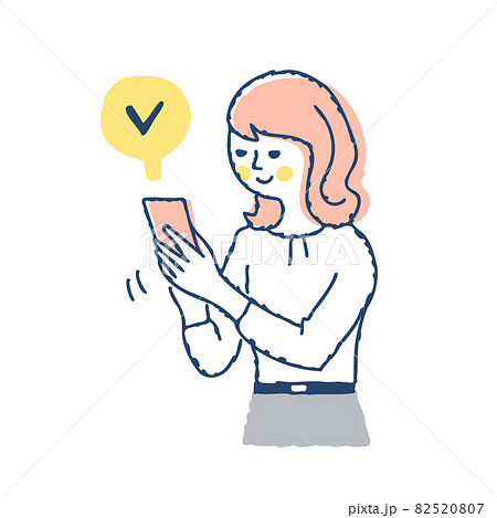 スマートフォンの表示画面にチェックマークを入れる女性 82520807