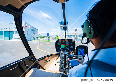 ヘリコプターを操縦するパイロット 82520849