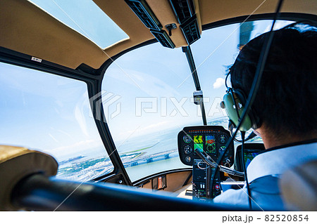 ヘリコプターを操縦するパイロット 82520854