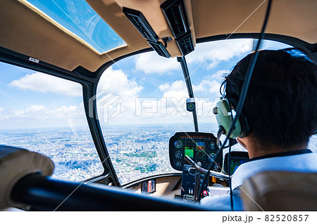ヘリコプターを操縦するパイロット 82520857