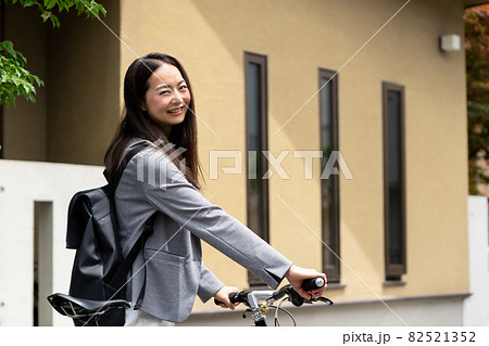 笑顔で振り向く女性・自転車の通勤イメージ 笑顔で振り向く女性・自転車の通勤イメージ 82521352