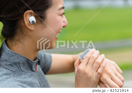 ランニングをする女性 ランニングをする女性 82521914