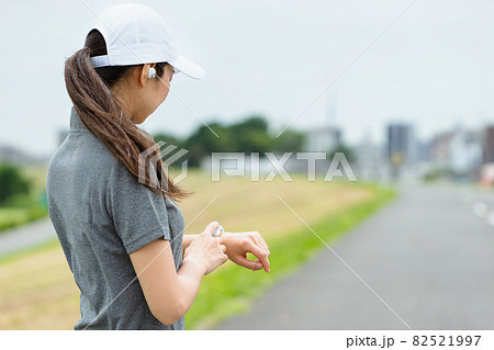 ランニングをする女性 ランニングをする女性 82521997