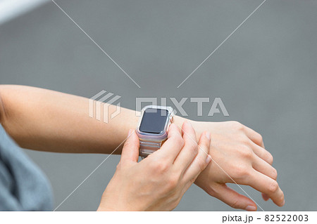 ランニングをする女性 ランニングをする女性 82522003