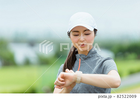 ランニングをする女性 82522009