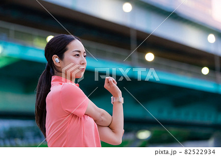 スマートウォッチを操作するスポーツウェアの女性 スマートウォッチを操作するスポーツウェアの女性 82522934