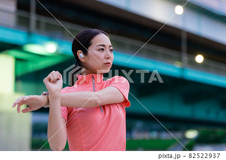 スマートウォッチを操作するスポーツウェアの女性 82522937