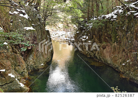 冬の小瀬川上流 82526387