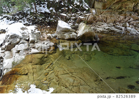 冬の小瀬川上流 82526389