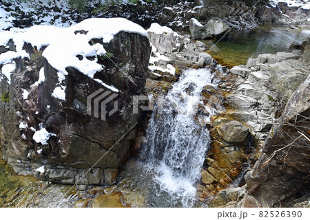 冬の小瀬川上流 82526390