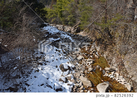 冬の小瀬川上流 82526392