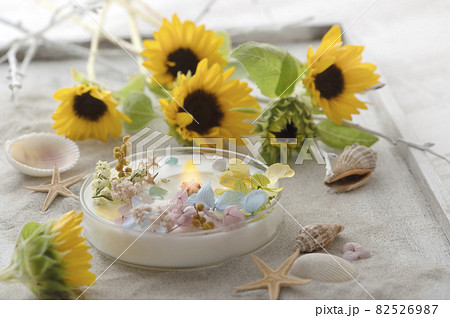 夏のキャンドルとひまわり 82526987
