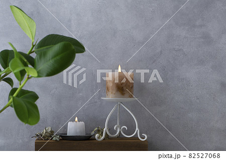 ゴムの木とキャンドル 82527068