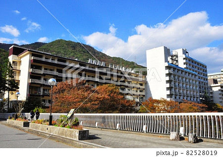 鬼怒川温泉　鬼怒川温泉ホテルとくろがね橋と秋晴れの空 82528019
