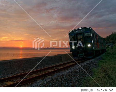 夕陽が輝く大村湾沿いを走る大村線のYC1系気動車 夕陽が輝く大村湾沿いを走る大村線のYC1系気動車 82528152