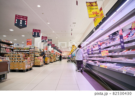【大阪府】9月・スーパーマーケットでショッピング風景 82530430