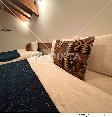 オシャレなインテリア空間とベッドのクローズアップ 82530437